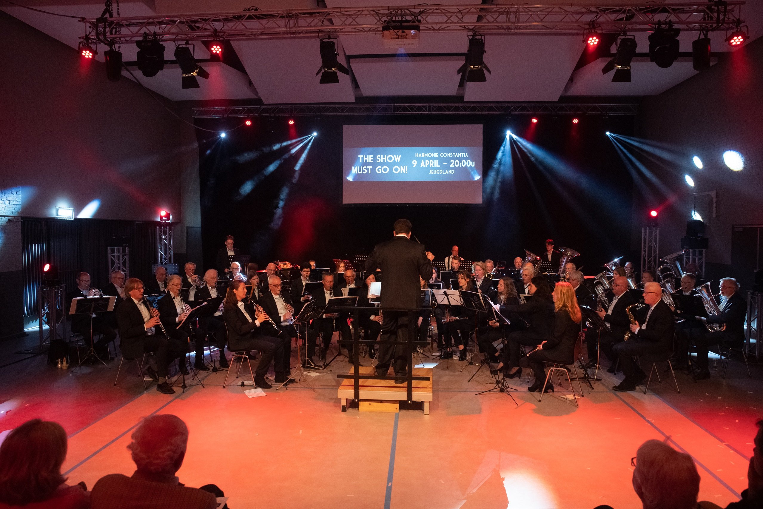 Het harmonieorkest samen op het podium